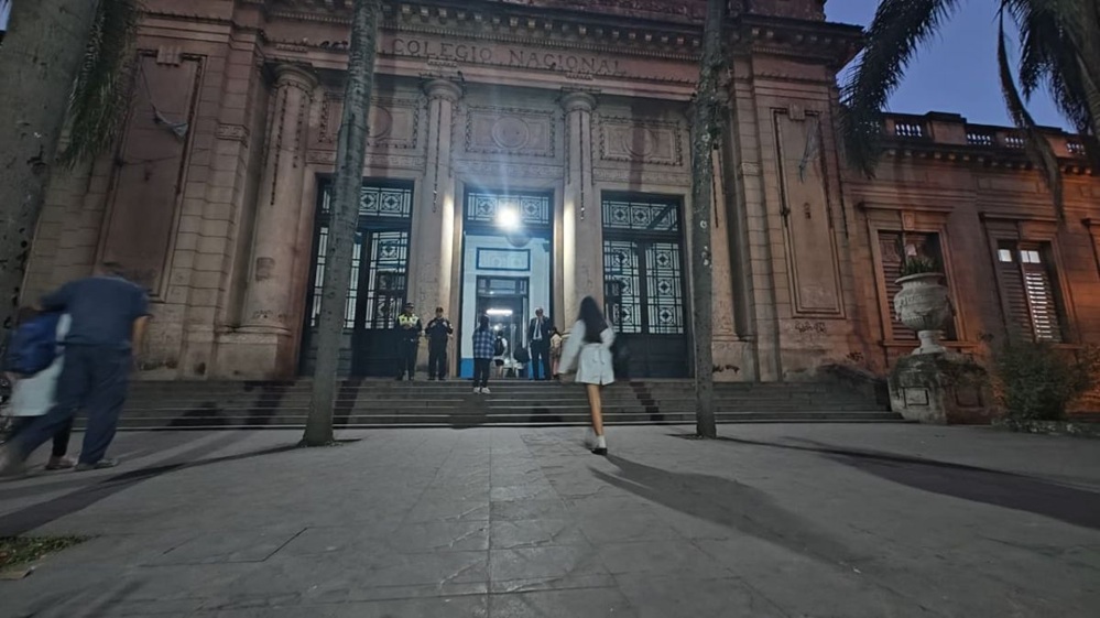 Desplegaron a 2.500 policías en escuelas y colegios de Tucumán por las amenazas de tiroteo